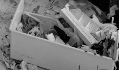 ▲包裹突爆炸屋內狼藉，強大衝擊震碎玻璃，洪姓姊弟遭飛散碎片擊中，當場鮮血直流，緊急送醫治療。（圖／翻攝畫面）