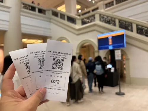 ▲拿到現場候補號碼牌時，前面還有數百人在等待，這就是沒有事先上網預約的代價。（圖／記者徐銘穗攝）