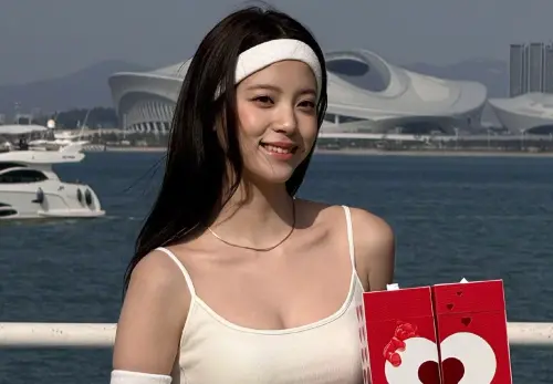 歐陽娜娜球場穿超辣！低胸U領細肩帶快hold不住　粉：忍不住放大
