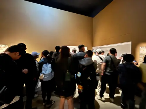 ▲好不容易進場，熱門展品前卻是層層人牆，想好好看展得各憑本事。（圖／記者徐銘穗攝）