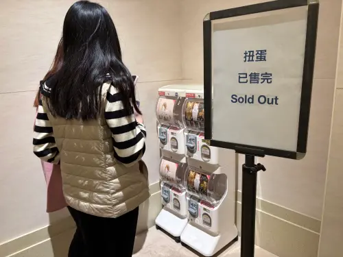 ▲更崩潰的是到了禮品區，熱門的扭蛋與周邊商品早已貼出「售完」公告，讓粉絲超錯愕。（圖／記者徐銘穗攝）