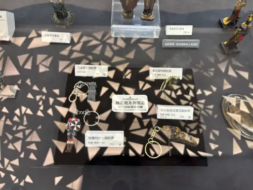 ▲奇美博物館二樓禮品店無須參觀埃及特展就能入場，現場也有販售相關鑰匙圈周邊，但貓神、狗神擺件已被掃光。（圖／記者徐銘穗攝）