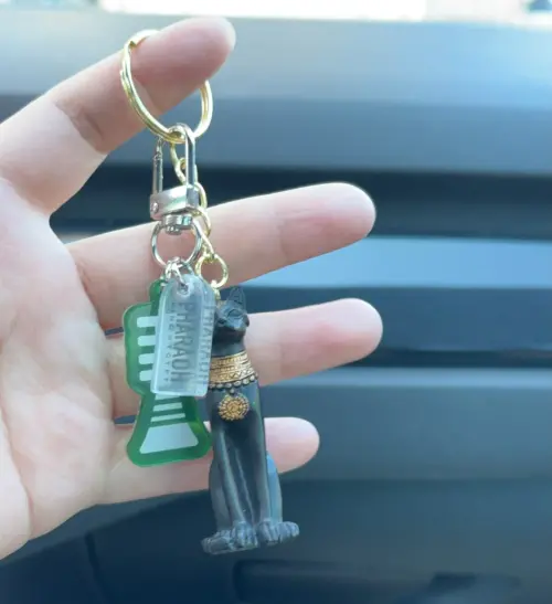 ▲二樓禮品店賣的貓神鑰匙圈（右）與一樓特展禮品區賣的壓克力鑰匙圈盲包（左，傑德）。（圖／記者徐銘穗攝）