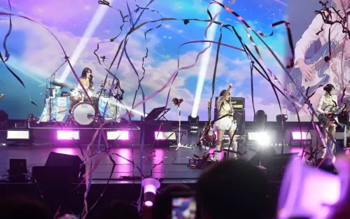 ▲QWER為台灣的歌迷帶來許多精彩的表演。（圖／記者林柏年攝）