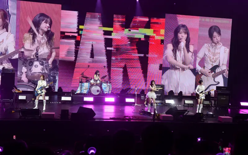 ▲QWER今（14）、明兩日TICC舉辦連兩天的演唱會，兩場6000張門票全售完，看著台下位子全被坐滿，Siyeon超感動表示自己起了雞皮疙瘩。（圖／記者林柏年攝）