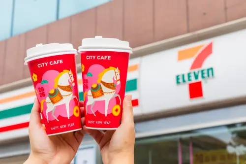 初一咖啡優惠！全家咖啡5元多一杯：有美式、拿鐵　7-11寄杯半價
