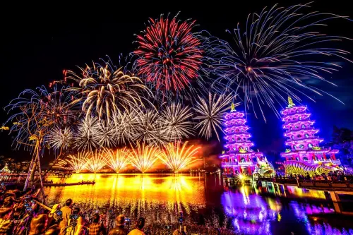 蓮池潭煙火秀錯過沒關係！除夕開始換「這裡」　連7天上演水舞秀
