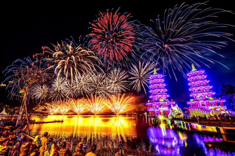 ▲高雄蓮池潭畔的左營太子宮昨（14）日晚上舉辦水舞秀加上無人機、煙火秀表演，吸引人潮，主辦方表示2月17日起更將於左營洲仔清水宮有水舞秀續演。（圖／取自左營太子宮臉書）