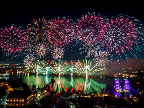 ▲高雄蓮池潭畔的左營太子宮昨（14）日晚上舉辦水舞秀加上無人機、煙火秀表演，畫面絢爛瑰麗。（圖／取自左營太子宮臉書）