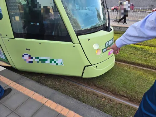 父子乘高雄輕軌違規穿越　碰撞列車雙雙受傷

