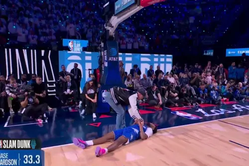 影／灌籃大賽選手理查森猛扣失敗「墜機」！差點腦震盪　驚險落地
