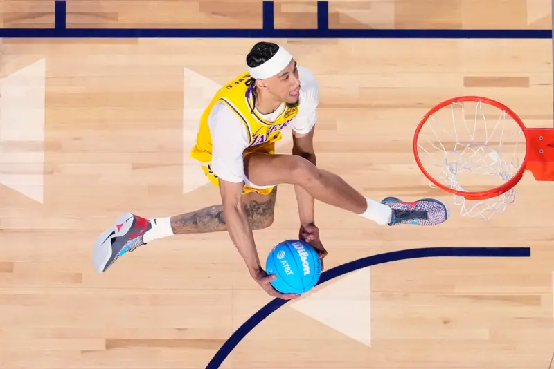 ▲於洛杉磯Intuit Dome落幕的2026NBA灌籃大賽遭到批評，但問題可能不是參賽選手，而是賽制本身，以及球迷被養大的胃口。（圖／美聯社／達志影像）