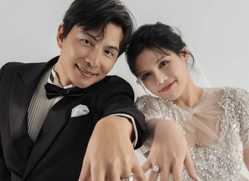 ▲孫協志（左）與夏宇童（右）昨（14）日舉辦盛大婚禮，夏宇童感性告白老公：「因為你愛我，所以我開始愛自己」，感人誓詞直接逼哭眾人。（圖／夏宇童FB）