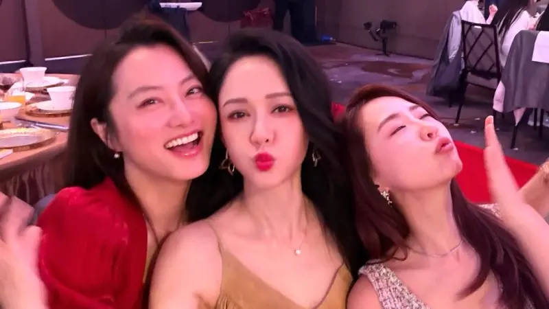 ▲孫協志再婚婚禮成七朵花合體時刻，陳喬恩（中）甜摟趙小僑（左）並送上祝福，形容像歡樂同學會，20年友情再度團聚。（圖／翻攝自陳喬恩IG@iam_joechen）