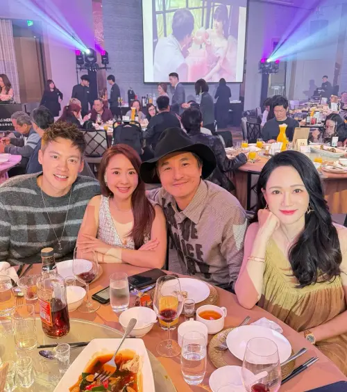 ▲外界屢傳與5566不合的王少偉（右2）也現身孫協志婚禮。（圖／翻攝自陳喬恩IG@iam_joechen）