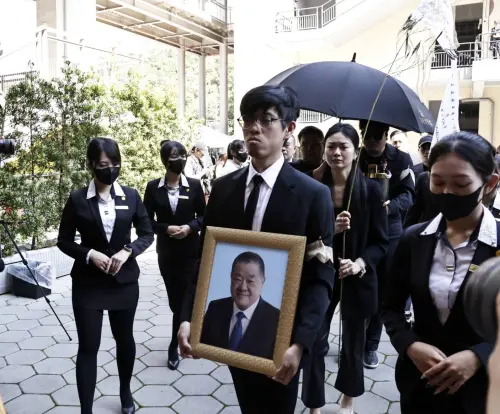 竹聯幫前總護法、影視大亨吳敦告別式！兒捧斗移靈畫面曝光
