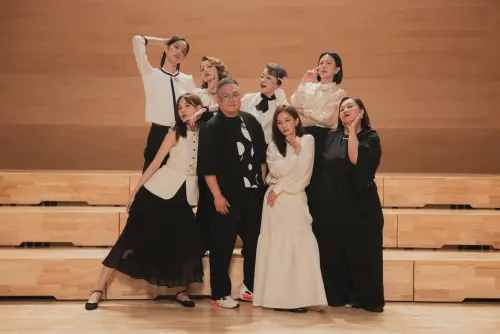 ▲林孝謙（前排左2）打造《陽光女子合唱團》，締造票房奇蹟。（圖／壹壹喜喜提供）