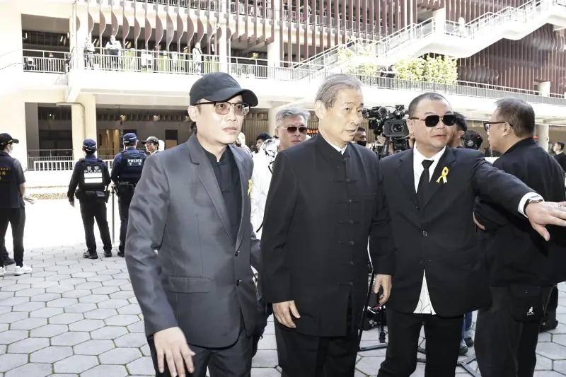 ▲竹聯幫大老吳敦在小年夜舉辦告別式，「白狼」張安樂現身。（圖／記者吳翊緁攝）