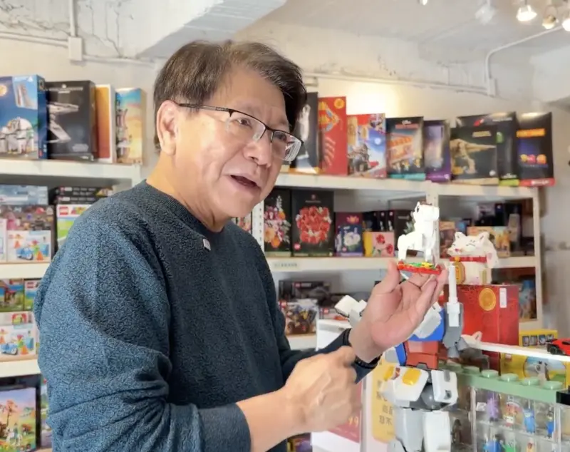 ▲總統府秘書長潘孟安逛玩具店、買禮物給家人，看到小馬積木，直呼小朋友一定會喜歡！（圖／翻攝畫面）