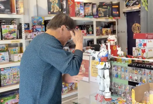 ▲總統府秘書長潘孟安把鋼彈模型誤認成鹹蛋超人，直喊對不起。（圖／翻攝畫面）