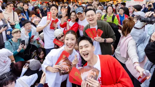 ▲劇組團隊特別於年節前的週末展開北中南拜年發紅包活動。（圖／水花電影提供）