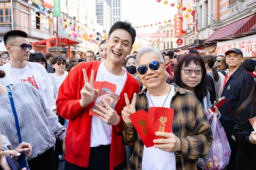 ▲劉冠廷（左）、田啟文（右）巧遇粉絲拿出《少林足球》時期的簽名卡請他加簽，讓他又驚又喜。（圖／水花電影提供）