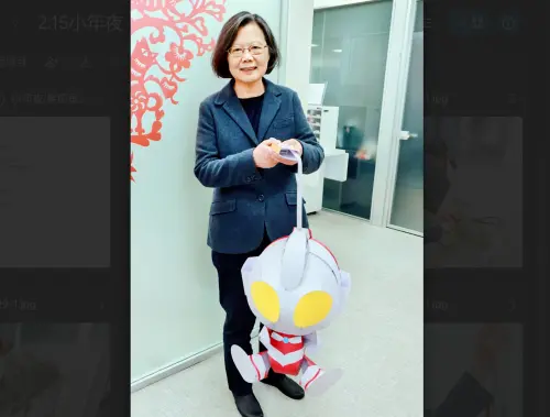 陳其邁送「超人力霸王提燈」　蔡英文驚喊：太大隻了吧！
