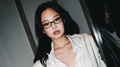 Jennie開啟多元宇宙！撞臉《甄嬛傳》余答應　紐約時裝秀神似滴妹
