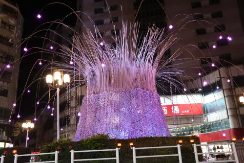 ▲北港燈會主燈《海之巨樹—光之潮的祈禱》（圖／雲林縣文化觀光處提供https://tour.yunlin.gov.tw/）