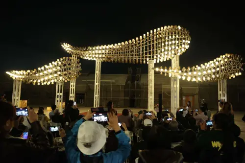 ▲「北港糖廠燈區」則由知名藝術家楊士毅打造大型裝置藝術《光之祥雲》。（圖／雲林縣文化觀光處提供https://tour.yunlin.gov.tw/）