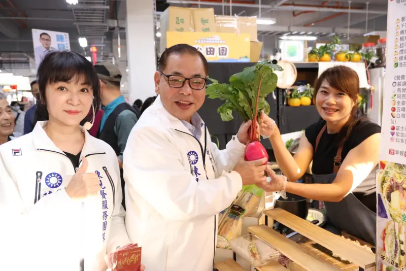 ▲陳見賢今（15）日清晨率競選團隊前往芎林市場、竹東市場掃街拜年，發放象徵「一心一意」的一元文創紅包。（圖／陳見賢提供）