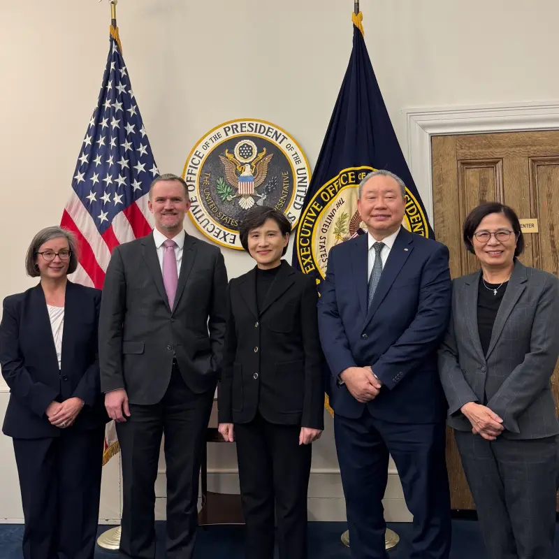 ▲鄭麗君第七輪赴美，訂於美東時間2026年2月12日於美國貿易代表署（USTR）合影。由左至右依序為：美國在台協會（AIT）華盛頓總部執行理事藍鶯（Ingrid Larson）、美國貿易代表葛里爾（Jamieson Greer）大使、行政院鄭麗君副院長、駐美代表處俞大㵢大使、行政院楊珍妮政務委員。（圖／鄭麗君臉書）