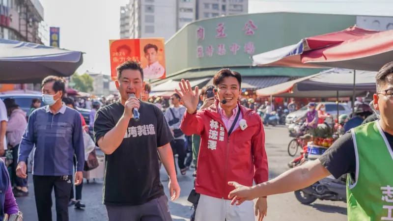 ▲民進黨前鎮小港市議員參選人林浤澤今天邀請立院榮譽顧問陳柏惟陪同市場拜票。(圖／前鎮小港市議員參選人林浤澤提供)