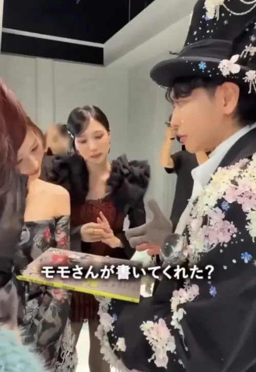 ▲佐藤健（左）看見專輯上的日文謝詞漏洞白出，直言：「這是MOMO寫的嗎？」（圖／佐藤健TikTok）