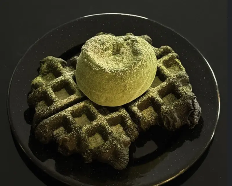 ▲首爾當地人氣咖啡品牌「AUFGLET」來台開設分店，將進駐台北大安區，圖為AUFGLET的招牌商品「韓國可頌鬆餅（Croffle）」。（圖／翻攝AUFGLET IG, ufglet）