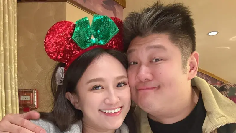 ▲哈孝遠（右）情人節在醫院進行結紮手術，妻子瑄瑄（左）幽默寫下「你結紮我剖腹，一人一刀感情永不散」，引發網友祝福與討論。（圖／翻攝自臉書@小哈&瑄瑄～是在哈劉 ）