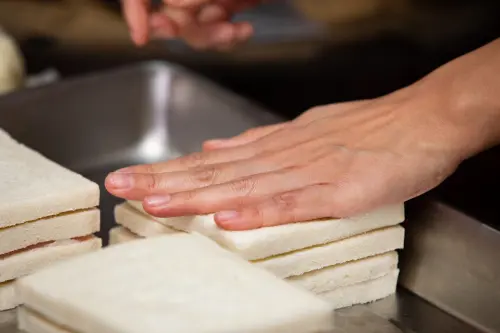 ▲江怡臻表示，過年期間即便有滿桌菜餚，孩子都不見得會乖乖吃飯，但一講出「蝦炸特製三明治」的菜名，大人和孩子眼睛都亮起來。（圖／江怡臻提供）