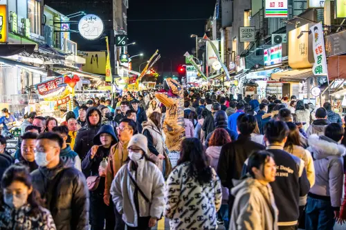 ▲文化路夜市」一直以來都是相當具人氣的景點，名列台灣十大夜市之一，過年期間遊客人潮更是驚人。（圖／嘉義市政府）