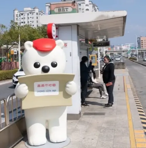 ▲文化路口的BRT候車亭有可愛的「大白熊」拿著地圖與您一起等車！（圖／IG@黃敏惠）