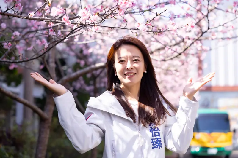 ▲江怡臻推薦，三峽區公所後方種植了數十支的山櫻花，打造為粉紅繽紛的櫻花廊道，而尾端就是熱鬧的三峽老街，民眾賞櫻後可到老街逛街購物、享用美食，留下難忘的新年回憶。（圖／江怡臻提供）