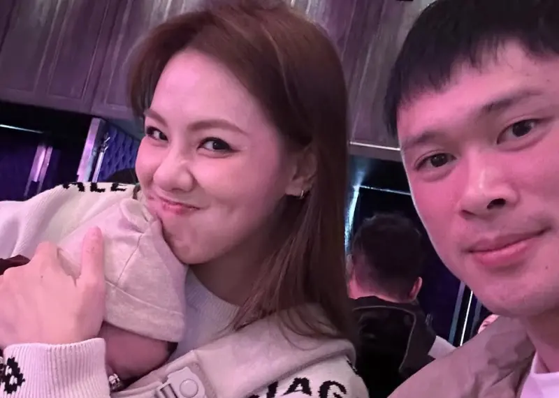 ▲劉雨柔（左）去年與胡凱翔（右）登記結婚，並迎來女兒小花生。不料昨（14）日情人節，她竟突發黑底白字怒喊：「做了不委屈求全的決定」，讓外界猜測是否出現婚變。（圖／劉雨柔IG@lyvonne0526）