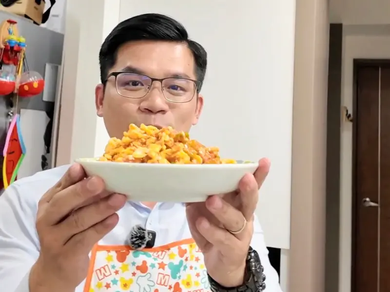 ▲吳皇昇自曝，過去的廚藝經驗值幾乎為零，頂多只會「煮泡麵」。為了在馬年展現新氣象，他決定挑戰一道看似簡單卻充滿學問的國民年菜： 番茄炒蛋。（圖／吳皇昇提供）