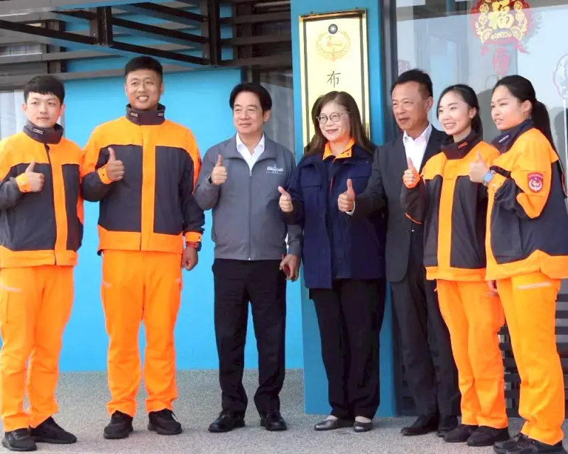 ▲總統賴清德(左3)，由海洋委員會主任委員管碧玲(中)、嘉義縣長翁章梁(右3)陪同，到嘉義縣布袋鎮布袋漁港安檢所視察，並慰勉海巡署中部分署第四岸巡隊海巡人員。(圖／海洋委員會海巡署提供)