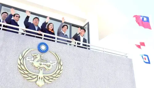 ▲總統賴清德(右2)，由海洋委員會主任委員管碧玲(右3)、嘉義縣長翁章梁(右1)、立法委員蔡易餘(右4)等人陪同，到嘉義縣布袋鎮布袋漁港安檢所視察，並實地參觀廳舍設施。(圖／海洋委員會海巡署提供)