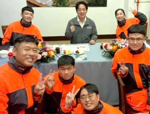 ▲總統賴清德(後排中)與布袋漁港安檢所海巡同仁共進午餐，互動熱絡。(圖／海洋委員會海巡署提供)