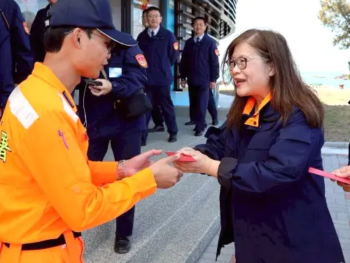 ▲海洋委員會主任委員管碧玲(右)在場發送紅包給布袋漁港安檢所海巡人員。(圖／海洋委員會海巡署提供)