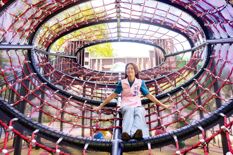 ▲江怡臻推薦，土城國中對面的永寧廣場，翻修後去年4月正式啟用，如今不但有全新地坪與照明系統，更成為新北首座親子跑酷遊戲場，設有大型鍬型蟲主題遊具與五大動態關卡。（圖／江怡臻提供）