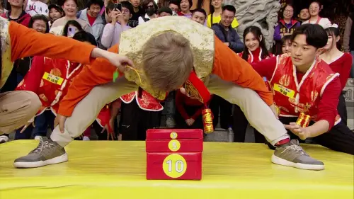 ▲▼胡瓜（中）時而屁股向後翹，時而雙腿劈開，為了挑戰遊戲不計形象。（圖／民視提供）