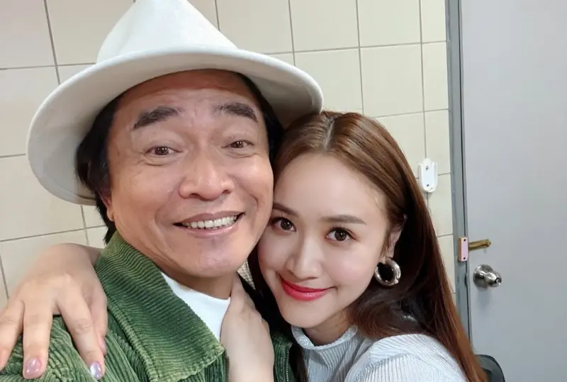 ▲吳宗憲（左）在昨（14）日情人節PO出在英國倫敦的照片，0遮掩竟沒人發現，不過意外釣出女兒吳姍儒（右）大讚：「帥非常多欸」。（圖／吳姍儒IG@sandywis）