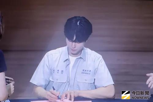 ▲朴寶劍幫粉絲簽名自帶聖光，與200位粉絲度過小年夜。（圖／讀者提供）